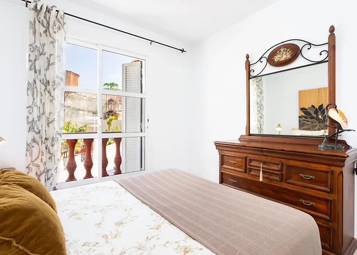 Апартаменти Stunning Modern Just Steps From El Duque