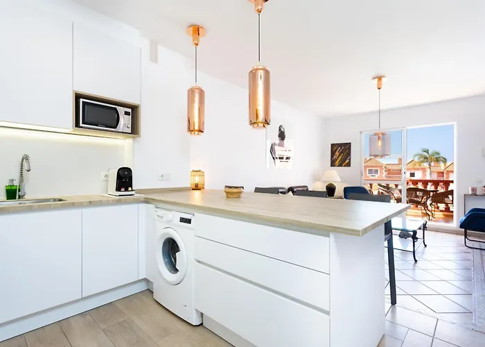 Stunning Modern Just Steps From El Duque Апартаменти *