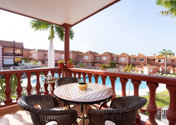 Апартаменти Stunning Modern Just Steps From El Duque