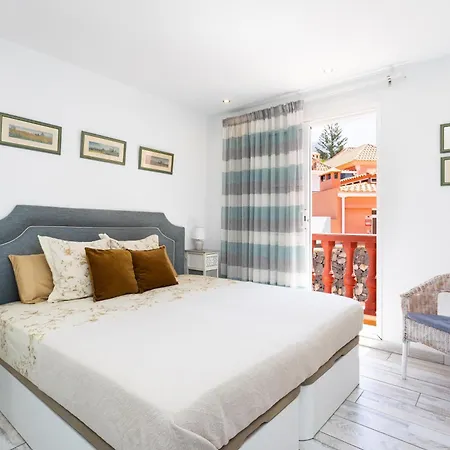 Two Modern And Bright Near El Duque 아파트
