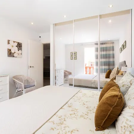 Two Modern And Bright Near El Duque 아데제