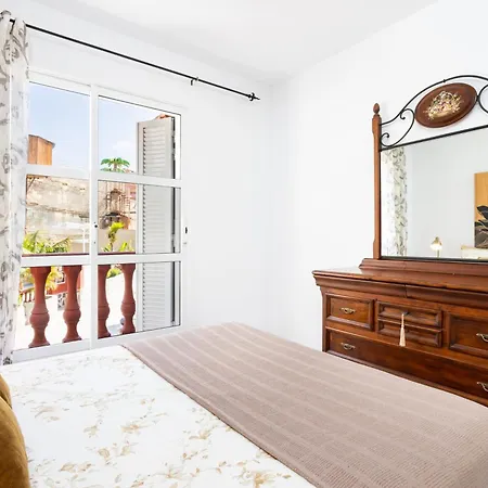 Апартаменти Stunning Modern Just Steps From El Duque